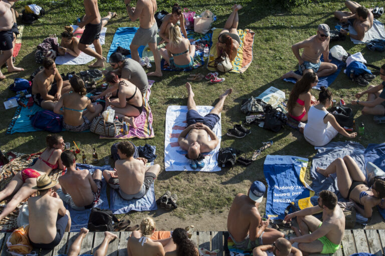 Kinder und Erwachsene geniessen das herrliche Sommerwetter bei rund 27 Grad Celsius am Letten, aufgenommen am Donnerstag, 4. Juni 2015 in Zuerich. (KEYSTONE/Ennio Leanza)