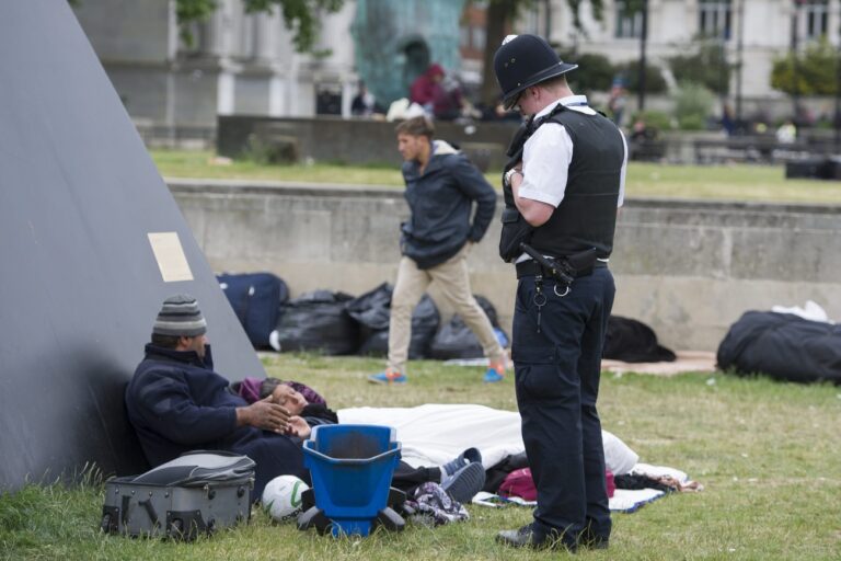 ©David Mirzoeff/ National Pictures/NATIONAL PICTURES/MAXPPP - 09/06/2015 ; Great Britain - National News and Pictures..Date: 0906/15..PH: David Mirzoeff..Pictured: Police talk to migrants who have set up a makeshift campsite under the 35ft 