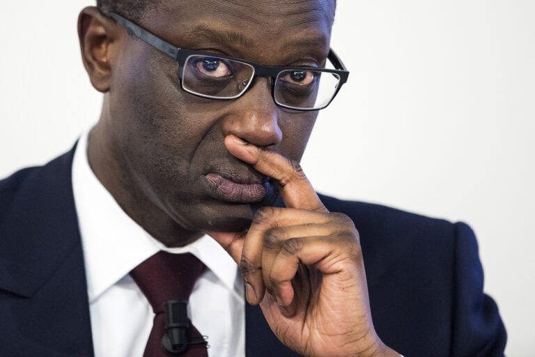 Tidjane Thiam, CEO of Swiss bank Credit Suisse, is pictured during a press conference in Zurich, Switzerland, Thursday, 23 July 2015. Swiss bank Credit Suisse said that net income was 1.05 billion Swiss francs ($1.09 billion) in the quarter, compared with a loss of 700 million francs in the same period last year. (KEYSTONE/Ennio Leanza)