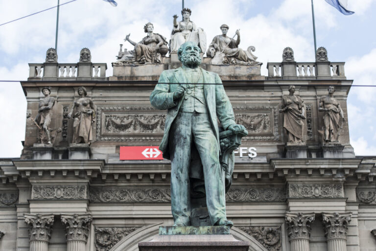 Bronze sculpture of Zurich politician and entrepreneur Alfred Escher (1819-1882) from Swiss sculptor Richard Kissling at the Zurich main station, in Zurich, Switzerland, on June 20, 2014. (KEYSTONE/Christian Beutler) 

Bronzeplastik des Zuercher Politikers und Unternehmers Alfred Escher (1819-1882) des Schweizer Bildhauers Richard Kissling beim Hauptbahnhof Zuerich, am 20. Juni 2014. (KEYSTONE/Christian Beutler)