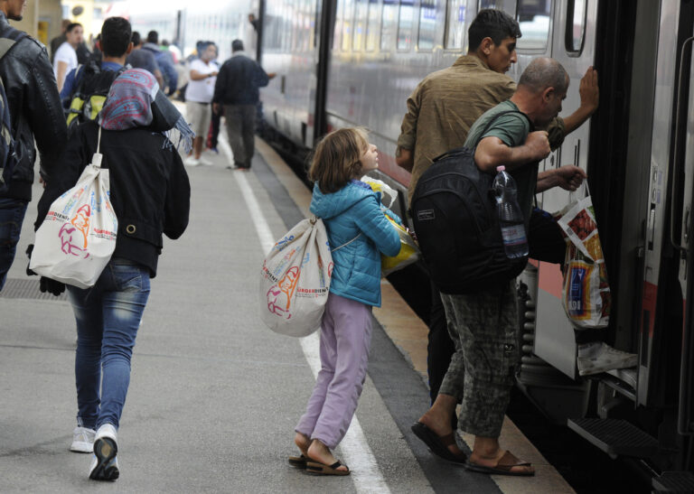 ABD0104_20150905 - WIEN - ÖSTERREICH: ZU APA0069 VOM 5.9.2015 - Flüchtlinge besteigen am Samstag, 5. September 2015 am Wiener Westbahnhof einen Zug Richtung Deutschland. - FOTO: APA/HERBERT PFARRHOFER