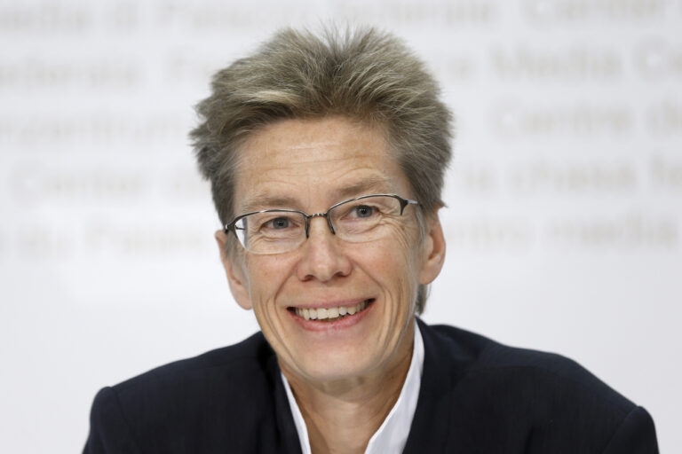 Astrid Epiney, Praesidentin Schweizerischer Wissenschaftsrat SWIR, spricht waehrend einer Medienkonferenz anlaesslich des 50-Jahre-Jubilaeums des SWIR, am Montag, 5. Oktober 2015 in Bern. (KEYSTONE/Peter Klaunzer)