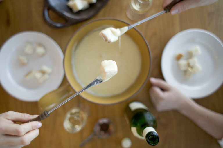 Ein Paar isst im Februar 2005 Fondue und trinkt Weisswein. (KEYSTONE/Martin Ruetschi)

A couple dips bits of bread on forks into the Fondue and drinks white wine, pictured in Zurich, Switzerland, in February 2005. Fondue is a traditional Swiss cheese dish shared at a table in a pot over a small burner where a mix of cheese is kept warm as a semi-liquid sauce. Traditionally, the dipping ingredients are small bits of bread. (KEYSTONE/Martin Ruetschi)