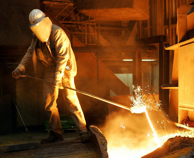 Ein Stahlarbeiter nimmt eine Probe am Hochofen von ThyssenKrupp Stahl in Duisburg, am 22. Sept. 2005. Die deutschen Stahlunternehmen haben im dritten Quartal 2005 wieder deutlich mehr Auftraege verzeichnet, wie die Wirtschaftsvereinigung Stahl am Mittwoch, 16. Nov. 2005, in Duesseldorf mitteilte. (AP Photo/Frank Augstein) ** zu APD1504 **