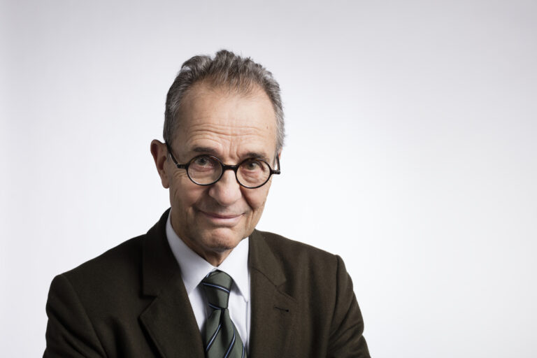 Portrait von Tim Guldimann, Nationalrat der SP des Kantons Zuerich, aufgenommen am 30. November 2015 in Bern. (KEYSTONE/Gaetan Bally).