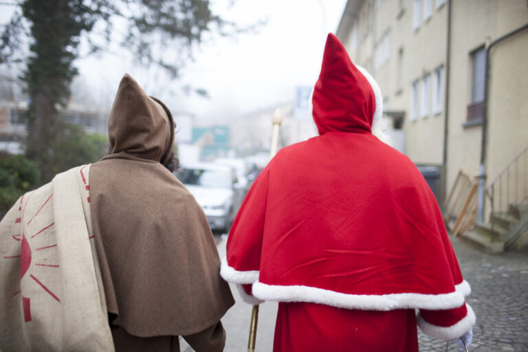 Ein Samichlaus der St. Nikolausgesellschaft der Stadt Zuerich und sein Schmutzli auf dem Weg um eine Familie zu besuchen, aufgenommen am 6. Dezember 2015 in Zuerich. (KEYSTONE/Petra Orosz)