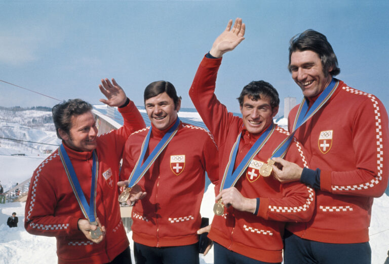 Das Schweizer Vierer Bobteam mit Edy Hubacher, Werner Camichel, Hans Leutenegger und Jean Wicki, von rechts nach links, freuen sich an den Olympischen Winterspielen in Sapporo im Februar 1972 ueber ihren Sieg. (KEYSTONE/Str)