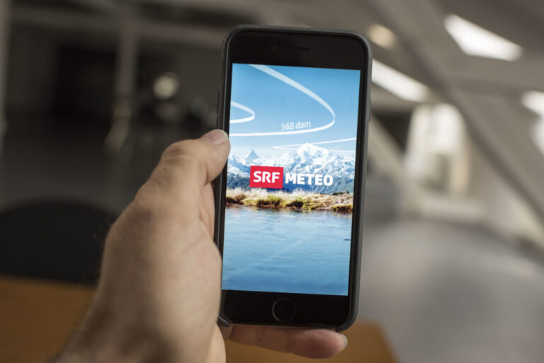 The SRF Meteo weather app on a smartphone, photographed in Zurich, Switzerland, on January 5, 2016. (KEYSTONE/Christian Beutler) 

Die SRF Meteo Wetter Applikation auf einem Smartphone, aufgenommen am 5. Januar 2016 in Zuerich. (KEYSTONE/Christian Beutler)