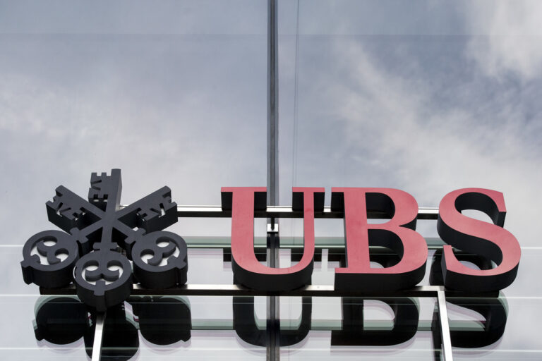 Das UBS Logo fotografiert am Tag der Bilanzmedienkonferenz der Bank UBS am Dienstag, 2. Februar 2016 in Zuerich. Der Reingewinn der UBS Group AG fuer 2015 erhoehte sich gegenueber dem Vorjahr um 79 Prozent auf CHF 6,2 Milliarden. (KEYSTONE/Ennio Leanza)....The logo of Swiss bank UBS in Zurich, Switzerland, Tuesday, 02 February 2016. Swiss Bank UBS UBS Group net profit for 2015 increased 79 percent year on year to CHF 6.2 billion. (KEYSTONE/Ennio Leanza)