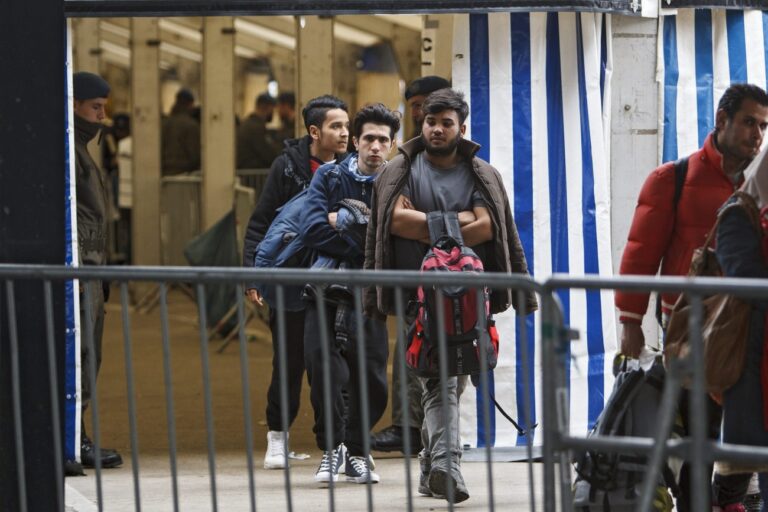 epa05149908 Migrants about to embark on a bus at the reception centre of the Austrian-Slovenian border crossing in Spielfeld, Austria, 08 February 2016. The Austrian authorities decided to control the migrants' progress by cordons and dividing them into families and gender upon their arrival. After deciding whether they can enter or not, they will be rejected and turn back or giving them the access to be taken into another reception centre in Austria. EPA/GYORGY VARGA HUNGARY OUT