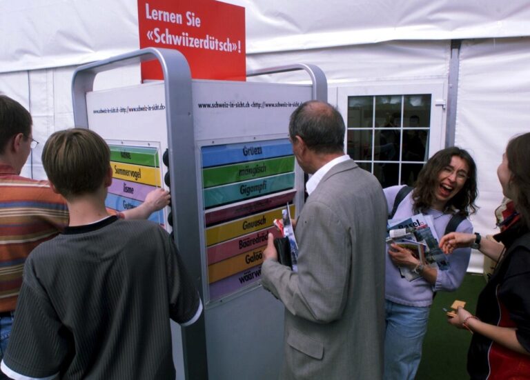 Rund 8500 Besucherinnen und Besucher aus Berlin und der Schweiz, kamen zum Tag der offenen Tuer der Schweizer Botschaft in Berlin, am Samstag, 12. Mai 2001, und amuesierten sich ueber den vorgestellten Sprachkurs in Schweizerdeutsch. Alt Bundesrat Arnold Koller zeigt sich besorgt ueber die mangelnde Deutschkompetenz der Schweizer Jugendlichen. Zudem warnte er vor einem Sprachenchaos im Bildungssektor. Koller praesidiert das Forum Helveticum, das am Dienstag, 10. Januar 2006 eine Standortbestimmung zum Dialekt in der Schweiz prAEsentierte. (KEYSTONE/Sigi Tischler)