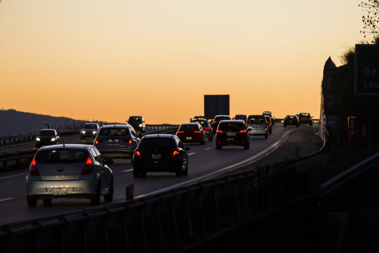 Le trafic est charge sur l'autoroute A9 a la hauteur de l'echangeur de la Veyre a Vevey en direction de Lausanne en raison des rentrees de vacance ce dimanche 21 fevrier 2016. (KEYSTONE/Cyril Zingaro)