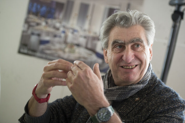 Der CEO der Swatch Group, Nick Hayek, spricht waehrend einer Medienkonferenz zur kuenftigen Zusammenarbeit am Buergenstock Resort, am Donnerstag 25. Februar 2016, im Hotel Palace auf dem Buergenstock. (KEYSTONE/Urs Flueeler)