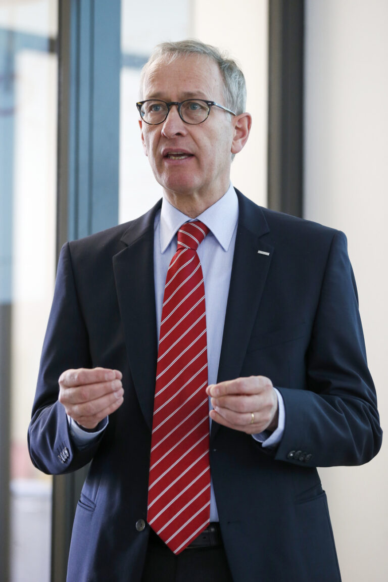 Michael Ambuehl, Professor an der ETH Zuerich, spricht waehrend einer Medienkonferenz ueber die 