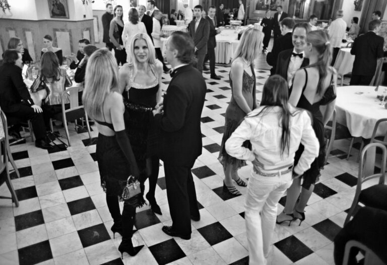 Gaeste an der Polo Dinner Party im Hotel Palace in St. Moritz im Januar 2005. (KEYSTONE/Martin Ruetschi) === , , ===