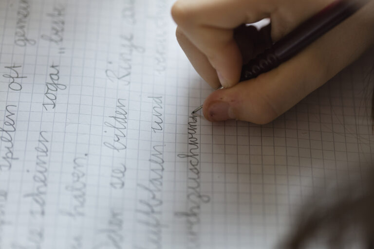 A ten year old girl does her homework writing a text in cursive handwriting, photographed in Zurich, Switzerland, on March 13, 2016. (KEYSTONE/Gaetan Bally)

Ein zehnjaehriges Maedchen macht Hausaufgaben und schreibt einen Text in Schnuerlischrift, aufgenommen am 13. Maerz 2016 in Zuerich. (KEYSTONE/Gaetan Bally)