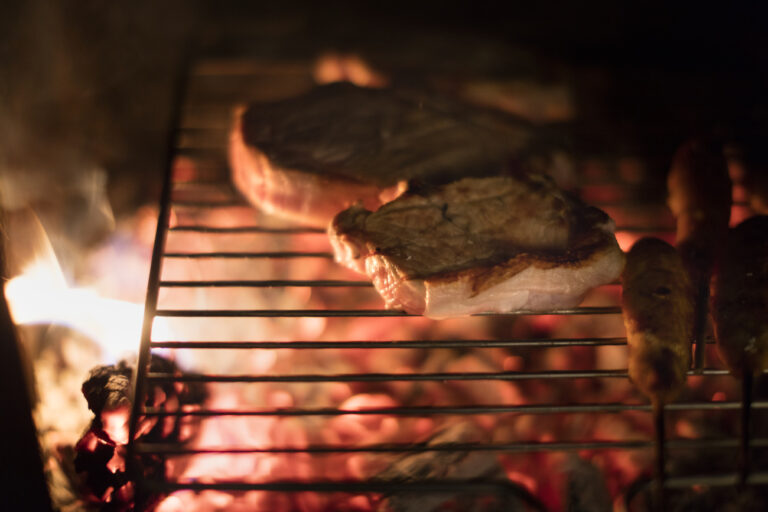 Veal grills over a fireplace, photographed on January 27, 2016, in Zurich, Switzerland. (KEYSTONE/Gaetan Bally)

Kalbfleisch grillt auf einem Feuer, aufgenommen am 27. Januar 2016 in Zuerich. (KEYSTONE/Gaetan Bally)