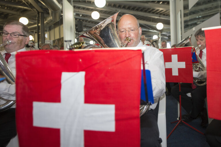 Zu Beginn der Veranstaltung spielt eine Blasmusik mit Schweizer Flaggen bestueckten Notenstaendern anlaesslich der ordentlichen Mitgliederversammlung der AUNS vom Samstag, 23. April 2016, in Interlaken. (KEYSTONE/Urs Flueeler)