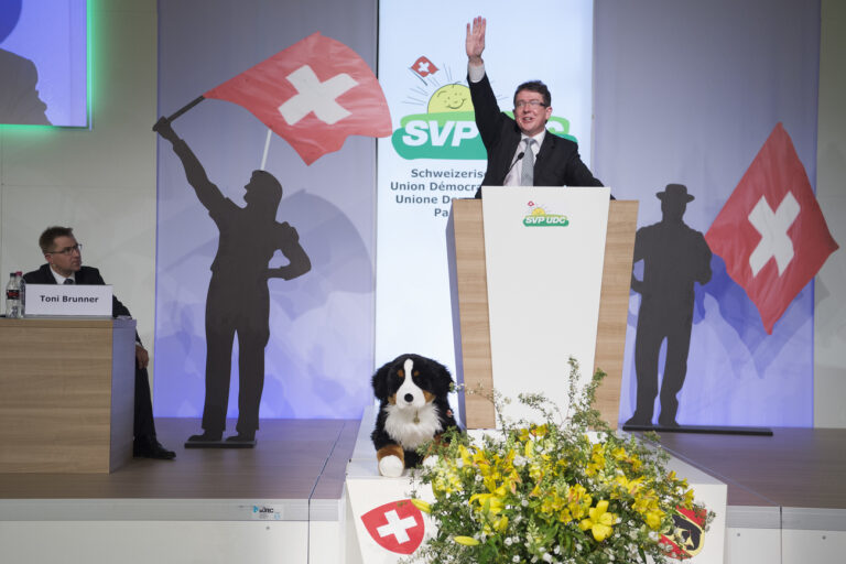 Der neugewaehlte SVP Parteipraesident Albert Roesti dankt den Delegierten mit einer Rede, an der SVP Delegiertenversammlung am Samstag, 23. April 2016, in Langenthal. (KEYSTONE/Lukas Lehmann)
