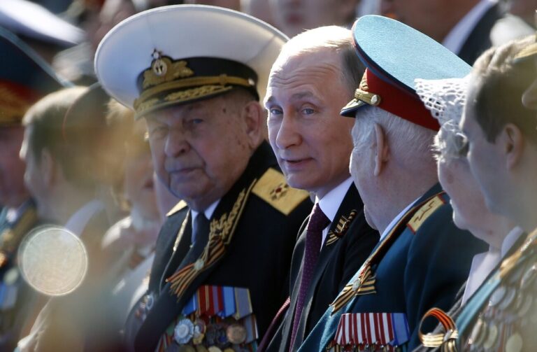 epa05296214 Russian President Vladimir Putin talks to veterans during a military parade on Red Square in Moscow, Russia, 09 May 2016. Russia celebrates the 71st anniversary of the victory over the nazi Germany in the World War II. EPA/SERGEI CHIRIKOV
