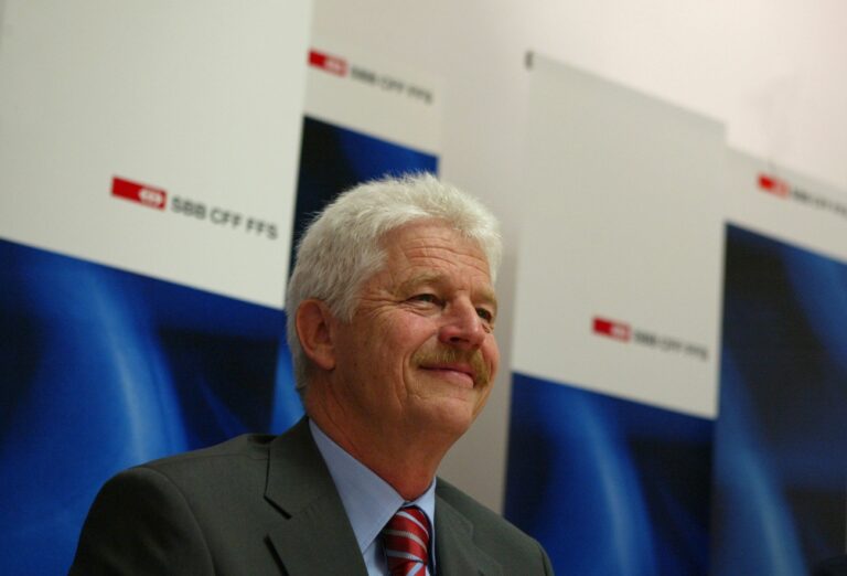 SBB-Chef Benedikt Weibel gibt am Freitag, 24. Februar 2006, in Bern seinen Ruecktritt auf Ende Jahr bekannt. Nach 14 Jahren an der Spitze der SBB geht Weibel Ende 2006 mit 60 in Pension. (KEYSTONE/Monika Flueckiger)