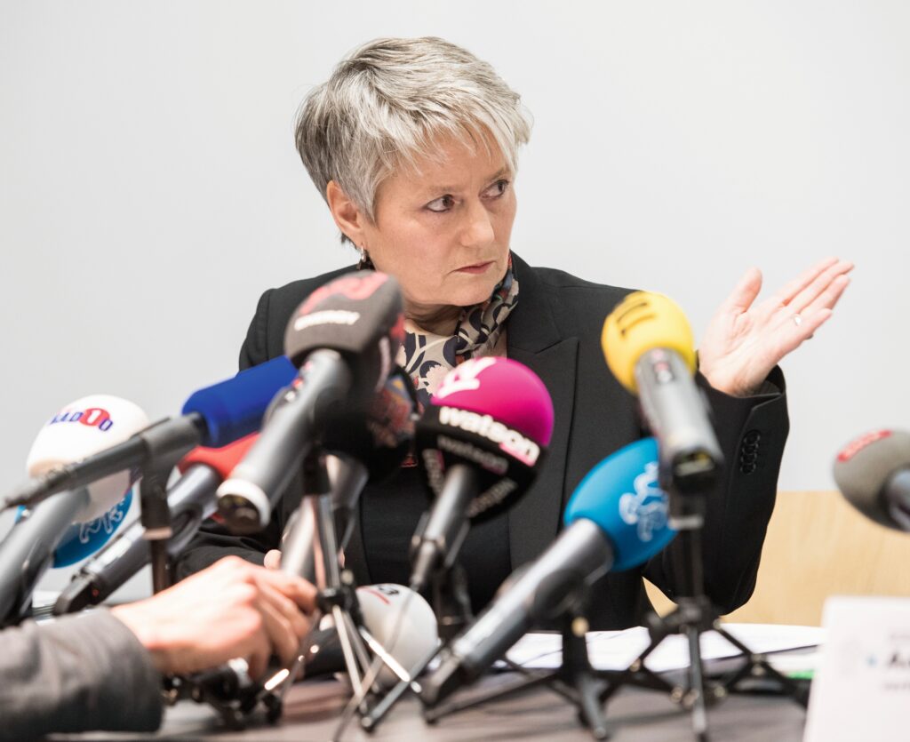Politikerin ohne Standpunkt: Die Zürcher Regierungspräsidentin Jacqueline Fehr (SP) verunsichert und befremdet durch den ständigen Wechsel ihrer Positionen