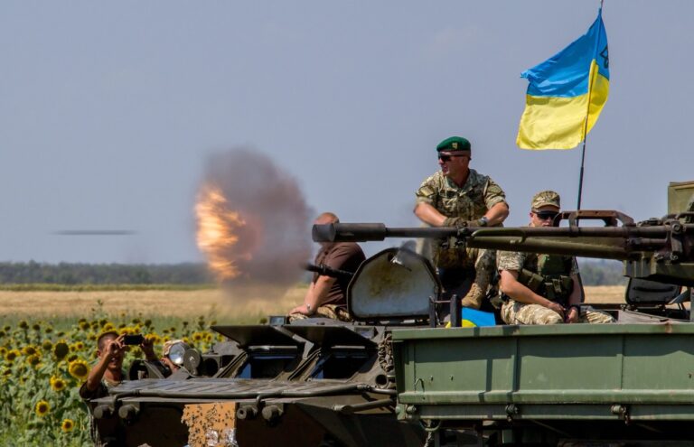 epa05467552 Ukrainian frontiers take part in their military exercise on a shooting range near of the Urzuf village, not far of Mariupol, Donetsk area, Ukraine, 09 August 2016. One Ukrainian soldier was killed and five were wounded in fighting in eastern Ukraine in the past 24 hours, according to Oleksandr Motuzianyk, presidential spokesman for ATO issues UNIAN agency report. EPA/IRINA GORBASYOVA