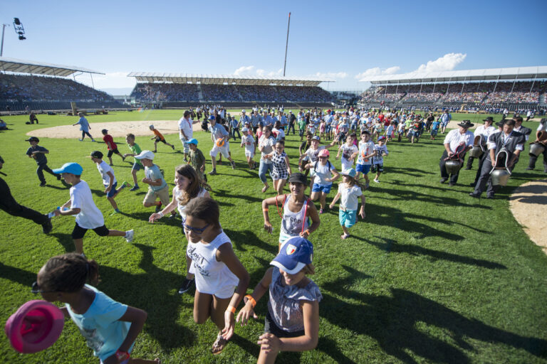 Kinder an der Eroeffnungsfeier des Eidgenoessischen Schwing- und Aelplerfest (ESAF) Estavayer 2016 in Payerne, am Freitag, 26. August 2016. (KEYSTONE/Urs Flueeler)