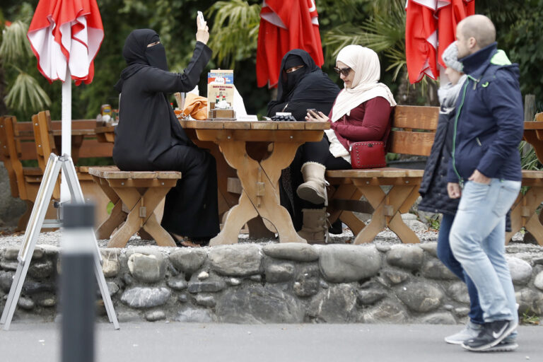 Asma, Touristin aus Riad, Saudi-Arabien, mit Niqab, und ihre Freundinnen sitzen in einem Restaurant, am Sonntag, 9. Oktober 2016, in Interlaken. (KEYSTONE/Peter Klaunzer)