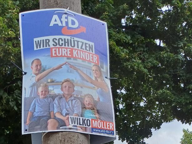 Harmlose AfD-Familienkampagne: Linke wittern Hitlergruss – und reichen sogar Strafanzeige wegen angeblich «verfassungswidrigen» NS-Symbols ein