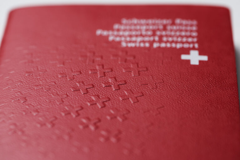 A Swiss passports photographed on December 2, 2016. (KEYSTONE/Christian Beutler) 

Ein Schweizer Pass fotografiert am 2. Dezember 2016. (KEYSTONE/Christian Beutler)