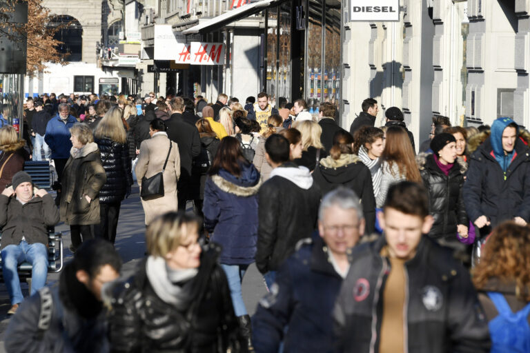 Grossandrang von Menschen auf der Bahnhofstrasse waehrend des Sonntagsverkaufs an der Bahnhofstrasse in Zuerich am 2. Advent am Sonntag, 4. Dezember 2016. (KEYSTONE/Walter Bieri)