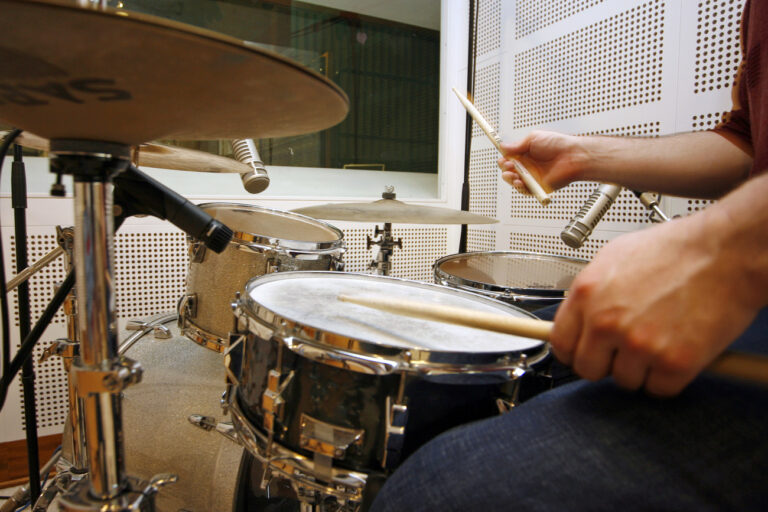 David laesst es krachen auf dem Schlagzeug am Freitag, 21. April 2006 im DRS Radiostudio in Zuerich. Die junge Schweizer Jazzband 