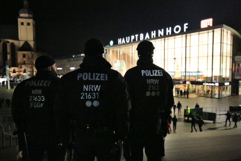 Drei Polizisten stehen am 31.12.2016 in Köln (Nordrhein-Westfalen) vor dem Hauptbahnhof. Ein Jahr nach den massenhaften Übergriffen in der Silvesternacht feiert Köln das neue Jahr in einer Sicherheitszone. (KEYSTONE/DPA/A3250/_Oliver Berg)