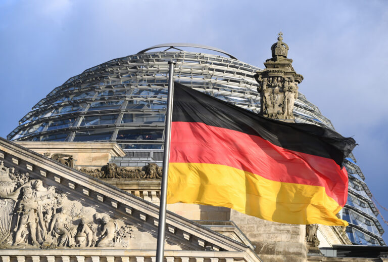 Die schwarz-rot-goldene Flagge weht am 05.01.2017 in Berlin vor der Kuppel des Reichstages. (KEYSTONE/DPA/A3511/_Soeren Stache)