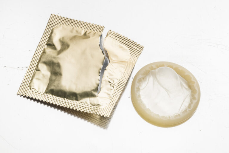 A condom and packaging, photographed on February 1, 2017. (KEYSTONE/Christian Beutler)

Ein Kondom und Verpackung, aufgenommen am 1. Februar 2017. (KEYSTONE/Christian Beutler)