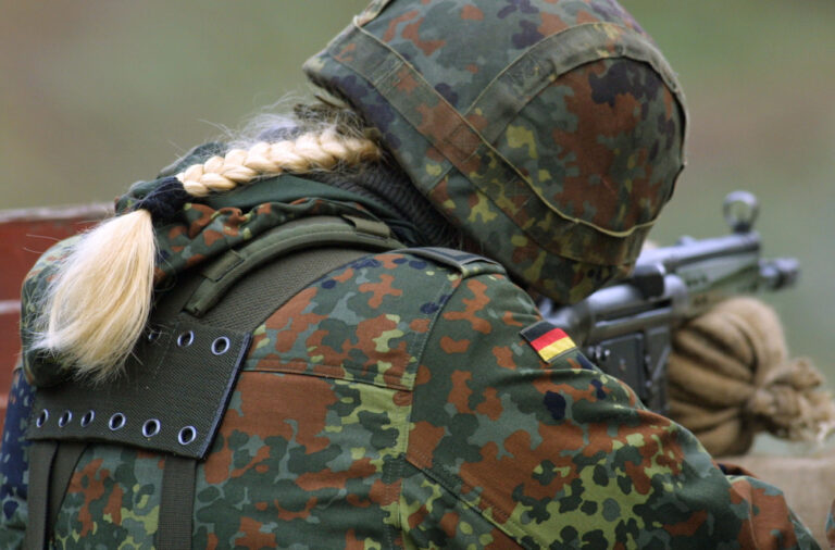 Twenty years old female soldier Kirsten Dohse during her first shooting training at Doerverden, northwest Germany, Thursday, Jan. 18, 2001. Since the beginning of the year 2001 the combat units of the German military are opened to women. (AP Photo/Joerg Sarbach)
