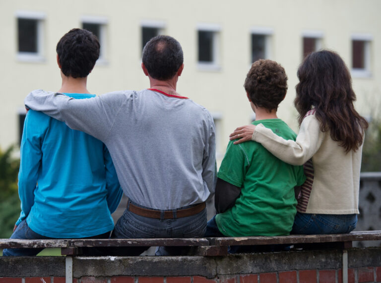 ARCHIV - Eine syrische Familie sitzt vor einem Asylwohnheim der Zentralen Ausländerbehörde des Landes Brandenburg am 22.10.2012 in Eisenhüttenstadt (Brandenburg). (zu dpa «267 500 Syrer mit Anspruch auf Familiennachzug - Antrags-Zahl offen» vom 05.04.2017) (KEYSTONE/DPA/Z1022/_Patrick Pleul)