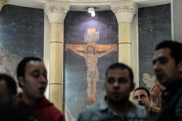 epa05900100 People gathere to view the damages at the scene of a bomb explosion inside Mar Girgis church in Tanta, 90km north of Cairo, Egypt, 09 April 2017. According to the Egyptian Health Ministry, at least 28 were killed and 71 injured in a bomb explosion at Mar Girgis Coptic church in the central delta city of Tanta during the Palm Sunday mass. EPA/MOHAMED HOSSAM