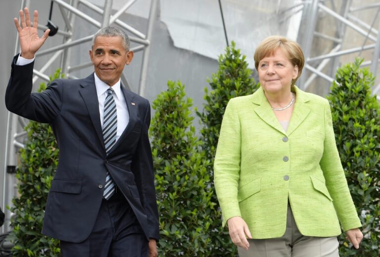 epa05988353 Former US president Barack Obama (L) and German Chancellor Angela Merkel (R) enter the stage prior to a conversation on the topic of 'Being Involved in Democracy: Taking on Responsibility Locally and Globally' at Brandenburg Gate (Brandenburger Tor) during the German Protestant Church Day (Evangelischer Kirchentag) in Berlin, Germany, 25 May 2017. The German Protestant Church Day takes place in Berlin and Wittenberg from 24 through 28 May 2017 in the year of the 500th Reformation anniversary. EPA/CARSTEN KOALL