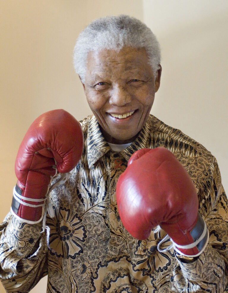 This photo released Tuesday, July 18, 2006, shows former South African President, Nelson Mandela as he dons boxing gloves for a photo opportunity on the eve of his 88th birthday in Johannesburg, Monday July 17, 2006. Mandela is said to be spending his birthday, Tuesday, July 18, 2006, privately with close members of his family. (KEYSTONE/AP Photo/Businessday, Tyrone Arthur) ** CREDIT MANDATORY, SOUTH AFRICA OUT, , **