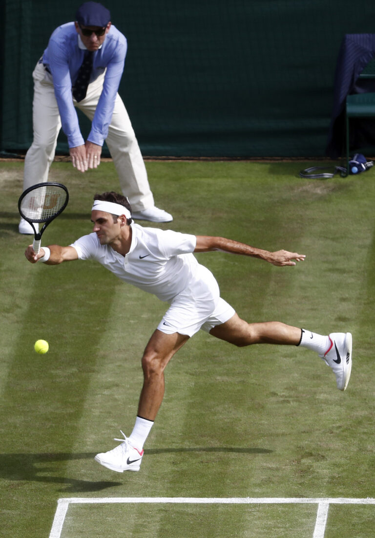 Roger Federer of Switzerland returns to Alexandr Dolgopolov of Ukraine during their first round match, at the Wimbledon Championships at the All England Lawn Tennis Club, in London, Britain, 04 July 2017. (KEYSTONE/Peter Klaunzer)