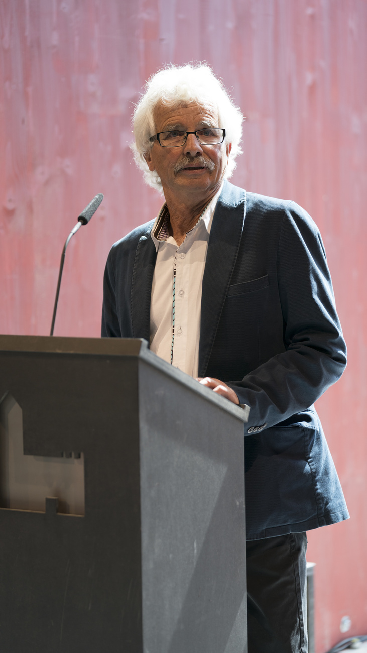 Moderator Andrea Haemmerle spricht anlaesslich der Eroeffnungsfeier des Origen Julierturms auf dem Julierpass, am Montag, 31. Juli 2017, bei Bivio. Der Turm wurde im Rahmen des Festivals 