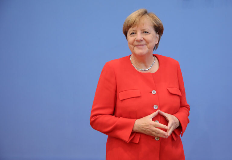 Bundeskanzlerin Angela Merkel (CDU) kommt am 29.08.2017 in die Bundespressekonferenz in Berlin zur Sommer-Pressekonferenz. (KEYSTONE/DPA/Michael Kappeler)