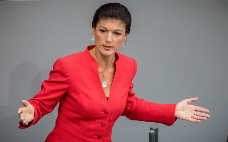 Die Fraktionsvorsitzende Sahra Wagenknecht (Die Linke) spricht am 05.09.2017 in Berlin, beim letzten offiziellen Sitzungstag des Bundestages vor der Bundestagswahl 2017. (KEYSTONE/DPA/Michael Kappeler)