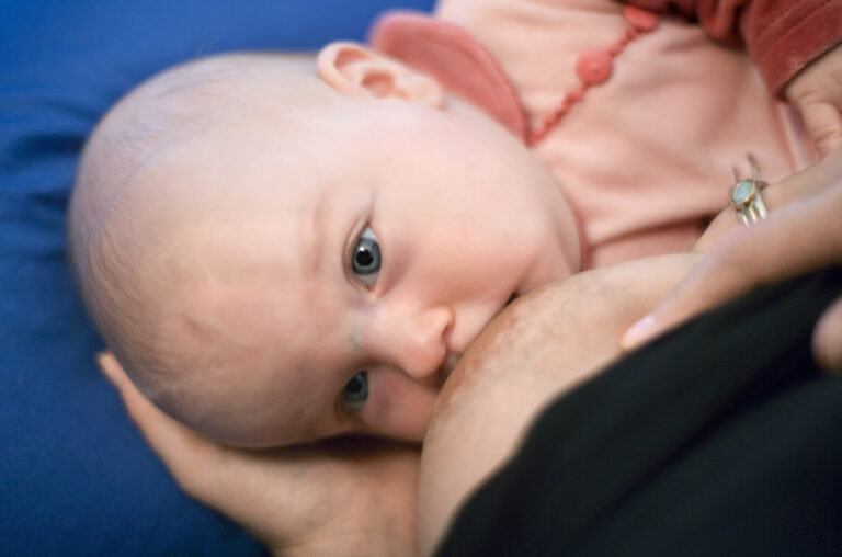 Eine Mutter stillt ihre drei Monate alte Tochter am 4. November 2005. (KEYSTONE/Gaetan Bally) === , ===