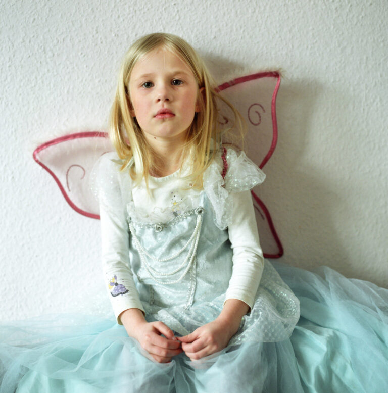 15.03.2006, Dresden, Sachsen, DEU - Ein fuenfjaehriges Maedchen hat sich als Prinzessin verkleidet. (KEYSTONE/CARO/ Aufschlager) === , MODEL RELEASED ===