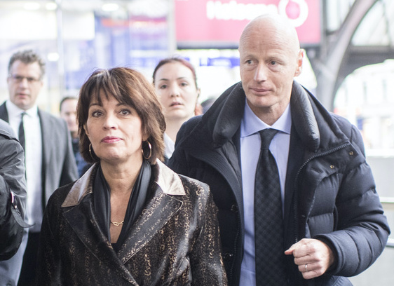 Bundespraesidentin Doris Leuthard, Mitte, informiert sich neben Andreas Meyer, CEO SBB, links, und Marc Walder, CEO Riniger, rechts, am Digitaltag im Zuercher Hauptbahnhof, aufgenommen am Dienstag, 21. November 2017. (KEYSTONE/Ennio Leanza)