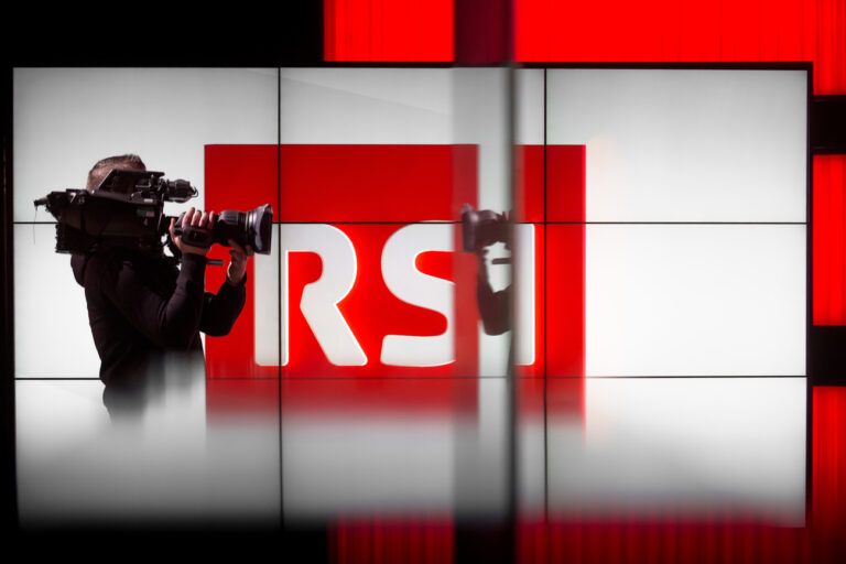 Blick ins RSI-Studio in Comano mit einem Kameramann und dem RSI-Logo, am Donnerstag, 30. November 2017. Das Schweizer Stimmvolk wird am 4. Maerz 2018 ueber die Abschaffung der Billag-Gebuehren abstimmen. (KEYSTONE/Ti-Press/Pablo Gianinazzi)