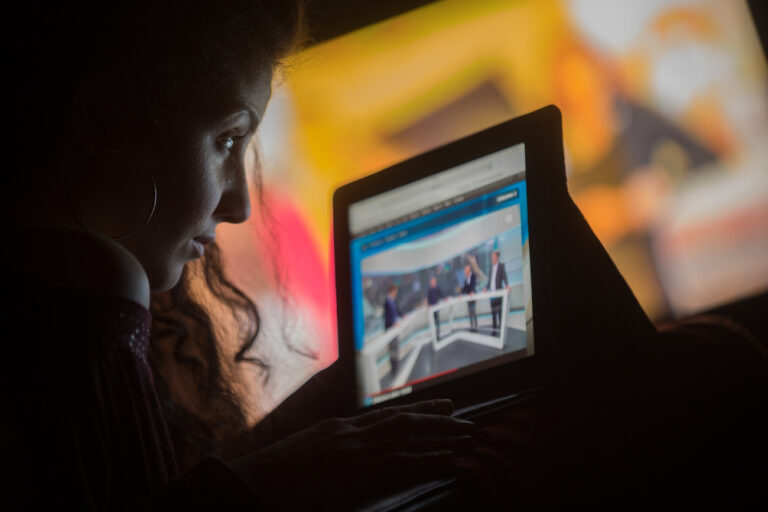 A woman watches a news program of Radiotelevisione Svizzera RSI on her tablet via a streaming service, photographed in Lugano, canton of Ticino, Switzerland, on December 12, 2017. (KEYSTONE/Ti-Press/Pablo Gianinazzi)

Eine Frau schaut auf ihrem Tablet eine Nachrichtensendung von Radiotelevisione Svizzera RSI ueber einen Streaming Dienst, aufgenommen am 12. Dezember 2017 in Lugano, Kanton Tessin. (KEYSTONE/Ti-Press/Pablo Gianinazzi)